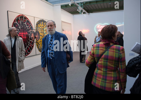 Paris, Frankreich, zeitgenössische Kunst Ausstellung, FIAC, Leute bei Neonlicht Skulptur suchen, von Tracey Emin, mehr Leidenschaft, kommerzielle Interieurs Stockfoto