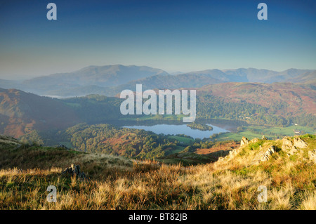 Blick Richtung Grasmere und Coniston Fells von Heron Hecht im Herbst im englischen Lake District Stockfoto