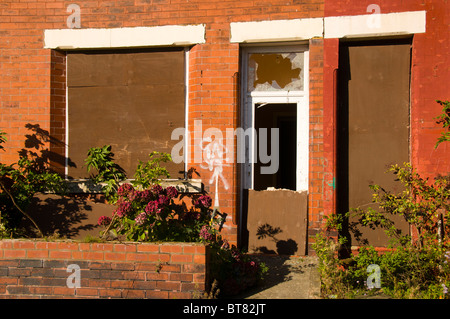 Verwüstet verfallenen terrassierten Gehäuse auf Abriss in Clayton Bezirk von Manchester, England, Großbritannien Stockfoto