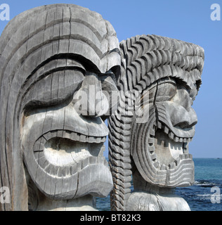 Geschnitzte Figuren an Puuhonua O Honaunau National Historical Park auf Big Island Stockfoto