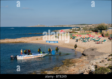 Eine Gruppe von Tauchern Rückkehr aus einem Tauchausflug in der Nähe von Comino in Malta. Die Insel ist sehr beliebt bei Tauchern. Stockfoto