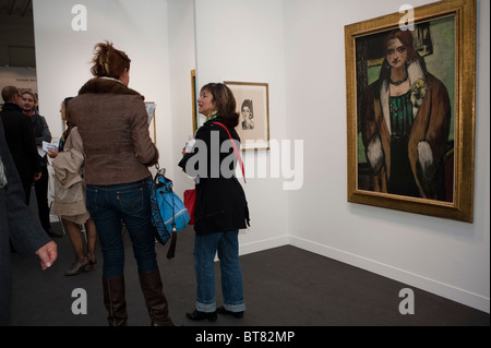 Paris, Frankreich, FIAC Arts Show Women Looking at Modern Art on Display, Art Gallery, German Expressionist Painting, von Max Beckman, Talking Paintings, pariser Galerien Stockfoto