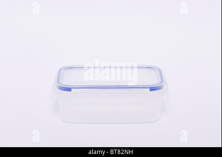 Eine Nahaufnahme Foto von einem durchsichtigen Kunststoff Vorratsbehälter (Lunchpaket) vor einem weißen Hintergrund Stockfoto