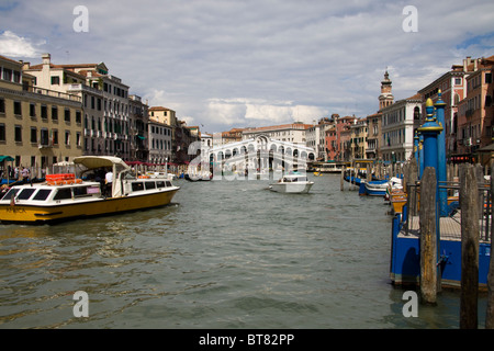 Wasser Taxi auf den Grand Canal und die Rialto Brücke, Hintergrund. Stockfoto