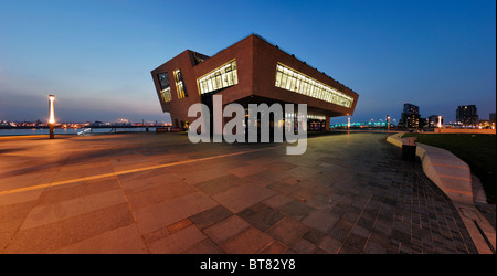 Die neuen Fährterminal am Ufer des Flusses Mersey am Molenkopf in Liverpool, die das Beatles-Museum beherbergt. Stockfoto