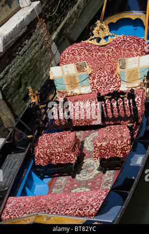 Unbesetzte Gondel in Venedig canal Stockfoto