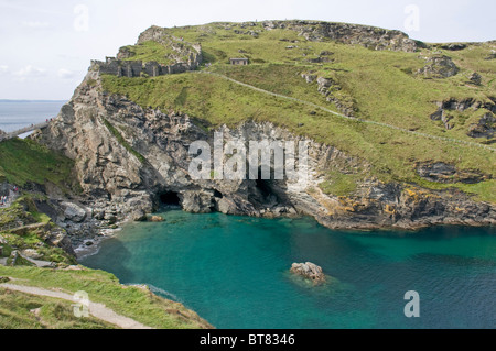 Blick über Tintagel Haven auf der Insel, nach Hause zu den Überresten der Burg ein Kloster. Stockfoto