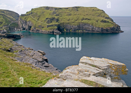 Blick über Tintagel Haven auf der Insel, nach Hause zu den Überresten der Burg ein Kloster. Stockfoto