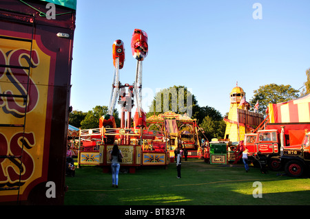 "Stuka" und "Leuchtturm Slip" reitet, Fuhrleute Steam Fair, Englefield Green, Surrey, England, Vereinigtes Königreich Stockfoto