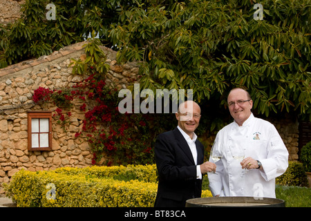 Winzer-Prof. Michael Popp, links, Peter Himbert, head Chef der Molí des Torrent Restaurant, Santa María del Camí, Mallorca Stockfoto