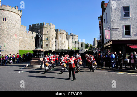 Der Wechsel der Garde, High Street, Windsor, Berkshire, England, Vereinigtes Königreich Stockfoto