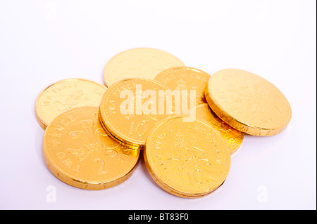 Eine Nahaufnahme Foto einige Goldmünzen Schokolade vor einem weißen Hintergrund Stockfoto
