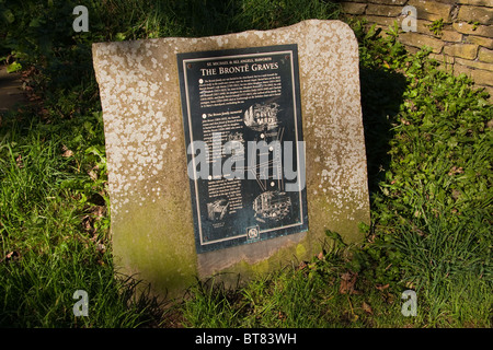 Schild mit Lage der Gräber der Bronte-Familie auf dem Friedhof von St. Michael & All Angels Church, Haworth zugeordnet. Stockfoto