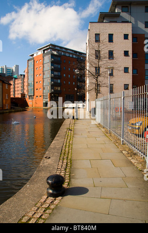 Wohnblocks im Paradies Wharf am Ashton Kanal nahe dem Stadtzentrum am Piccadilly, Manchester, England, UK Stockfoto