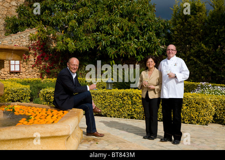 Winzer-Prof. Michael Popp, links, Herta und Peter Himbert, Besitzer des Restaurants Molí des Torrent, Santa María del Camí Stockfoto