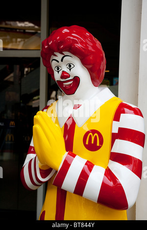 Die Ronald McDonald-Statue vor dem Fast-Food-Restaurant in Bangkok Thailand Stockfoto