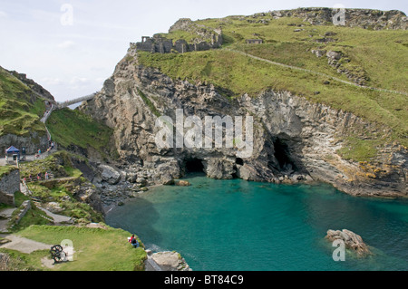 Blick über Tintagel Haven auf der Insel, nach Hause zu den Überresten der Burg ein Kloster. Stockfoto