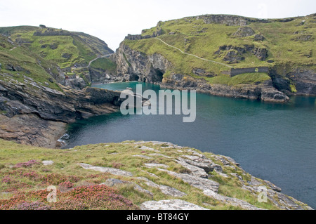 Blick über Tintagel Haven auf der Insel, nach Hause zu den Überresten der Burg ein Kloster. Stockfoto