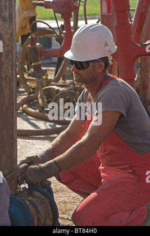 Onshore-Öl und Gas Exploration Site mit Crewman während des Bohrens an Rig-Plattform arbeiten. Uganda, Afrika Stockfoto