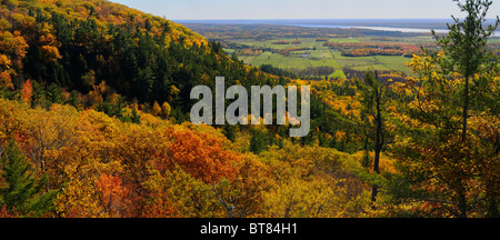 Panorama der eardley Escarpment und Ottawa River Valley im Herbst bei tawadina Lookout gatineau Quebec Kanada Stockfoto