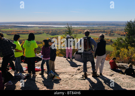 Wanderer bei tawadina Aussichtspunkt am Ende der blanchet Trail Wanderung im Gatineau Park Quebec Kanada Stockfoto