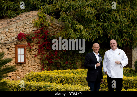 Winzer-Prof. Michael Popp, links, Peter Himbert, head Chef der Molí des Torrent Restaurant, Santa María del Camí, Mallorca Stockfoto