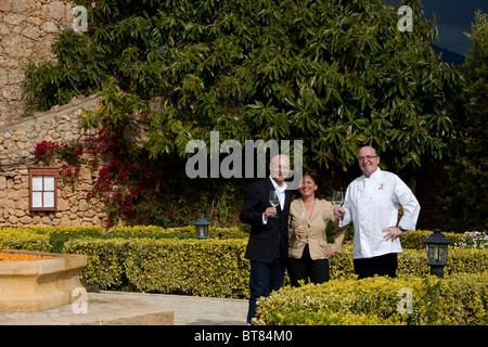 Winzer-Prof. Michael Popp, links, Herta und Peter Himbert, Besitzer des Restaurants Molí des Torrent, Santa María del Camí Stockfoto