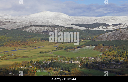 Das Dorf Braemar, Aberdeenshire, Schottland, gesehen vom Gipfel des Morrone oder Morven Stockfoto