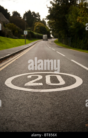 20 km/h Geschwindigkeit Regelzone unterzeichnen auf Straße, UK Stockfoto