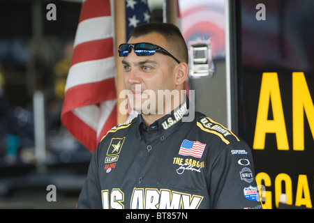 Tony Schumacher begrüßt Fans und Autogramme in den Gruben an der 2006 K & N Filter NHRA Supernationals Stockfoto