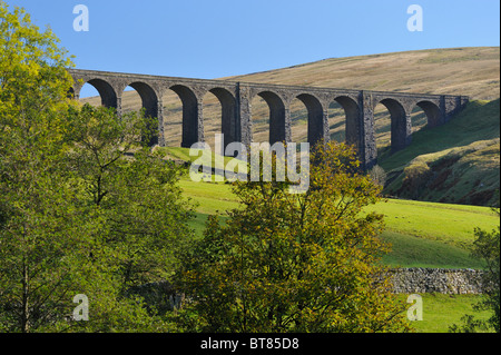 Nachbarschaftlich Gill Viadukt, Settle-Carlisle Railway. Dentdale, Yorkshire Dales National Park, Cumbria, England, Vereinigtes Königreich, Europa. Stockfoto