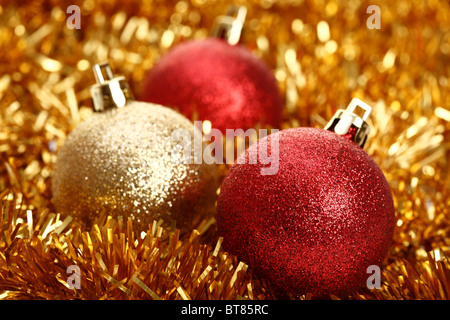 Weihnachtskugeln mit weihnachtlicher Dekoration Stockfoto