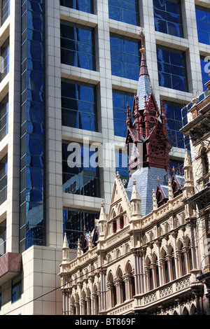 Gotische Olderfleet Gebäude vor dem Hintergrund der Melbourne Central Business District, Victoria, Australia, Australien Stockfoto