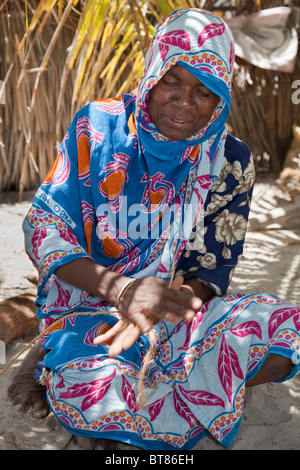 Jambiani, Sansibar, Tansania. Frau, Seil aus Kokos, Kokosnuss-Schale-Faser. Stockfoto