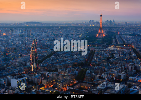 Sonnenuntergang in Paris mit dem Blick vom Tour Montparnasse Turm auf den Eiffelturm Stockfoto