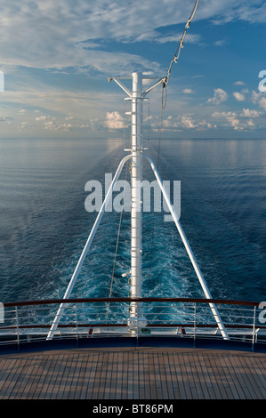 Anschluss an eine Kreuzfahrt Schiff übergeben durch den ruhigen Gewässern des Indischen Ozeans in der Nähe des indonesischen Archipels Stockfoto