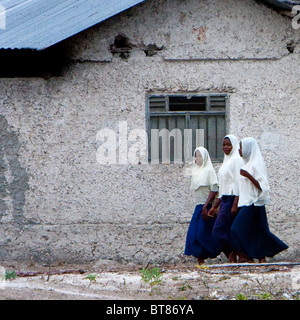 Jambiani, Sansibar, Tansania. Muslimische Mädchen zur Schule zu gehen. Stockfoto