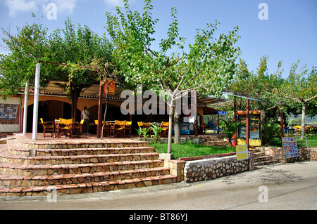 Taverna außerhalb des Melissani Cave Lake, Höhlen von Sami, nahe Sami, Kefalonia (Cephalonia), Ionische Inseln, Griechenland Stockfoto