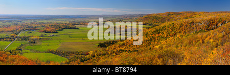 Panorama von der Eardley Escarpment und Ottawa River Tal Ackerland bei Champlain Lookout Gatineau Hills Park Quebec Kanada Stockfoto