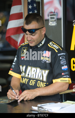 Tony Schumacher begrüßt Fans und Autogramme in den Gruben an der 2006 K & N Filter NHRA Supernationals Stockfoto