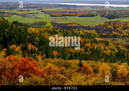 Ottawa River Valley im Herbst bei tawadina Aussichtspunkt am Ende der blanchet Trail Wanderung im Gatineau Park Quebec Kanada Stockfoto