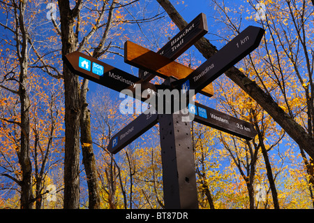 Blanchet Trail Marker mit Entfernungen zu Meech Lake Strand und Tawadina Lookout Gatineau Hills Park Quebec Kanada im Herbst Stockfoto