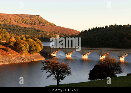 Ashopton Viadukt (Snake Pass) kreuzt Ladybower Vorratsbehälter (typisch Herbst Ebenen), Derbyshire, UK. Stockfoto