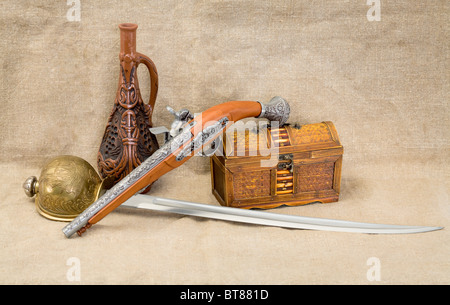 Stilleben mit Flasche, Rapier, Schwert, Pistole und Brust Stockfoto