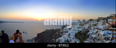 Panoramaaufnahme des Sonnenuntergangs im Dorf Oia Santorini Stockfoto