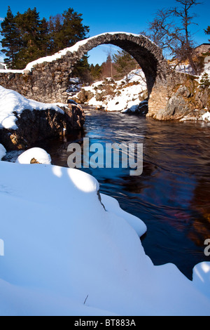 Schottland, Schottisches Hochland, Cairngorm National Park. Alte steinerne Lastesel Brücke über den Fluss Dulnain in Carrbridge. Stockfoto