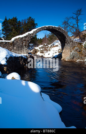 Schottland, Schottisches Hochland, Cairngorm National Park. Alte steinerne Lastesel Brücke über den Fluss Dulnain in Carrbridge. Stockfoto