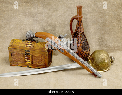 Stilleben mit Flasche, Rapier, Schwert, Pistole und Brust Stockfoto