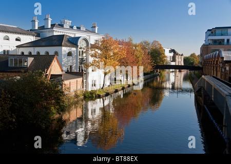 Kensal Town in West London zeigt 'Kensal House' (ehemals Virgin Records) neben dem Grand Union Canal, England, Großbritannien Stockfoto