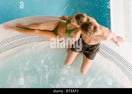 Ansicht von oben - entspannen Sie junges Paar im Pool sitzen im Schaumbad Stockfoto